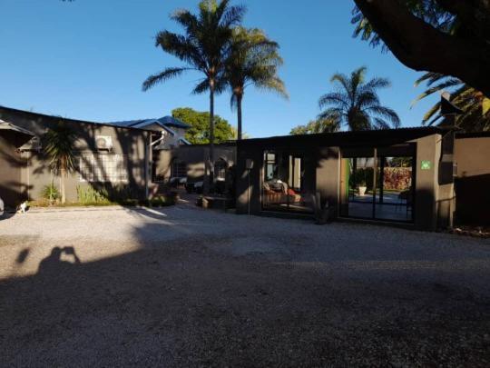 Bush Pillow Guest House Otjiwarongo Exteriör bild