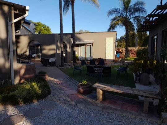 Bush Pillow Guest House Otjiwarongo Exteriör bild
