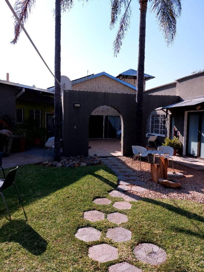 Bush Pillow Guest House Otjiwarongo Exteriör bild