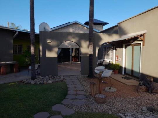 Bush Pillow Guest House Otjiwarongo Exteriör bild