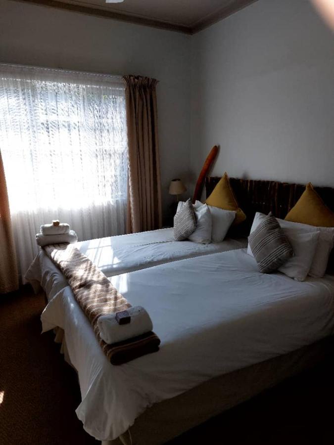 Bush Pillow Guest House Otjiwarongo Exteriör bild