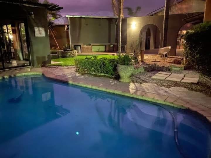 Bush Pillow Guest House Otjiwarongo Exteriör bild