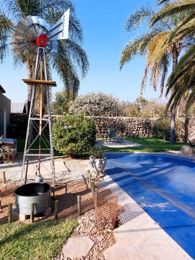 Bush Pillow Guest House Otjiwarongo Exteriör bild