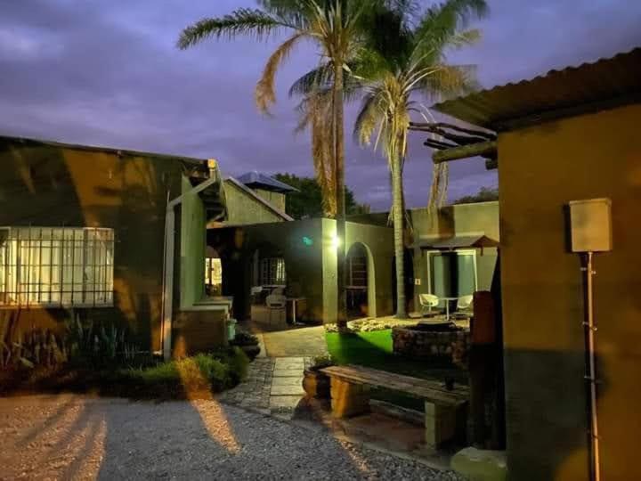 Bush Pillow Guest House Otjiwarongo Exteriör bild