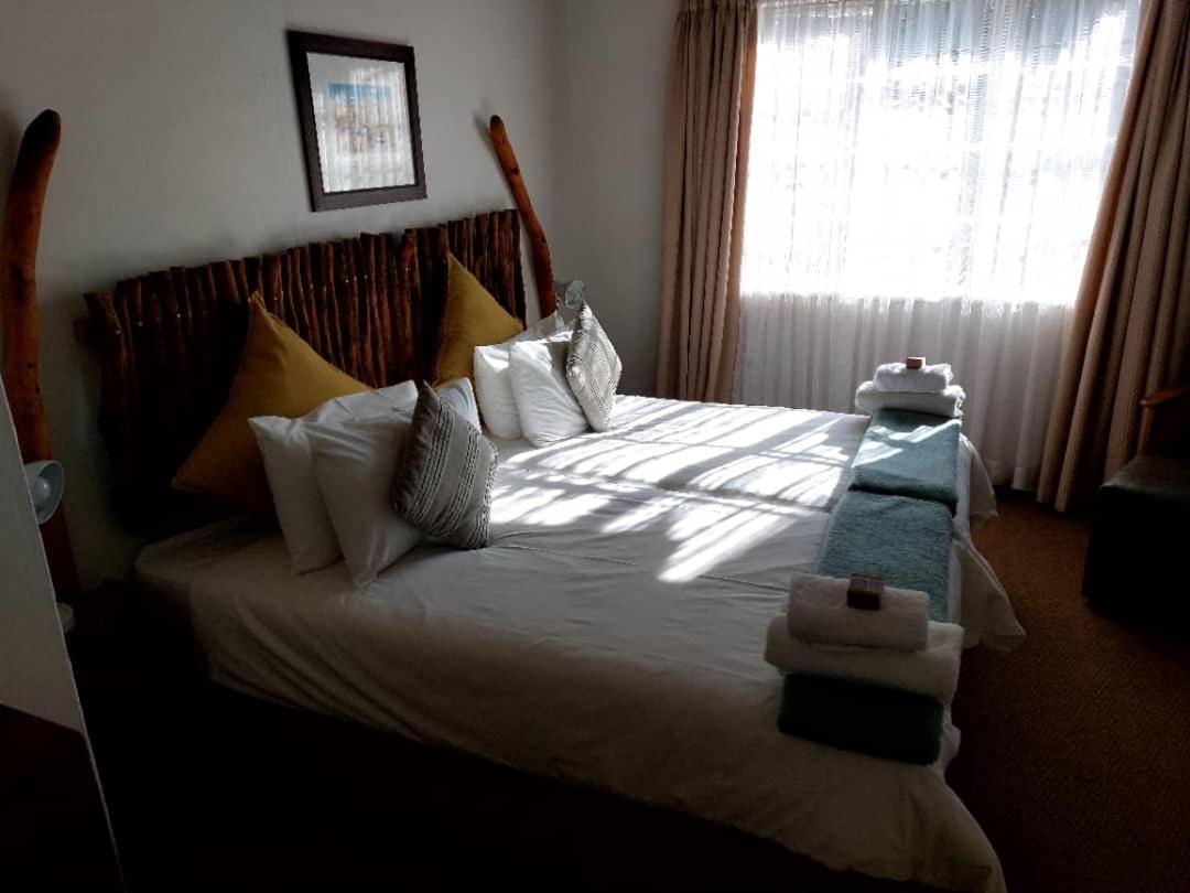 Bush Pillow Guest House Otjiwarongo Exteriör bild