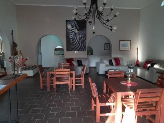 Bush Pillow Guest House Otjiwarongo Exteriör bild