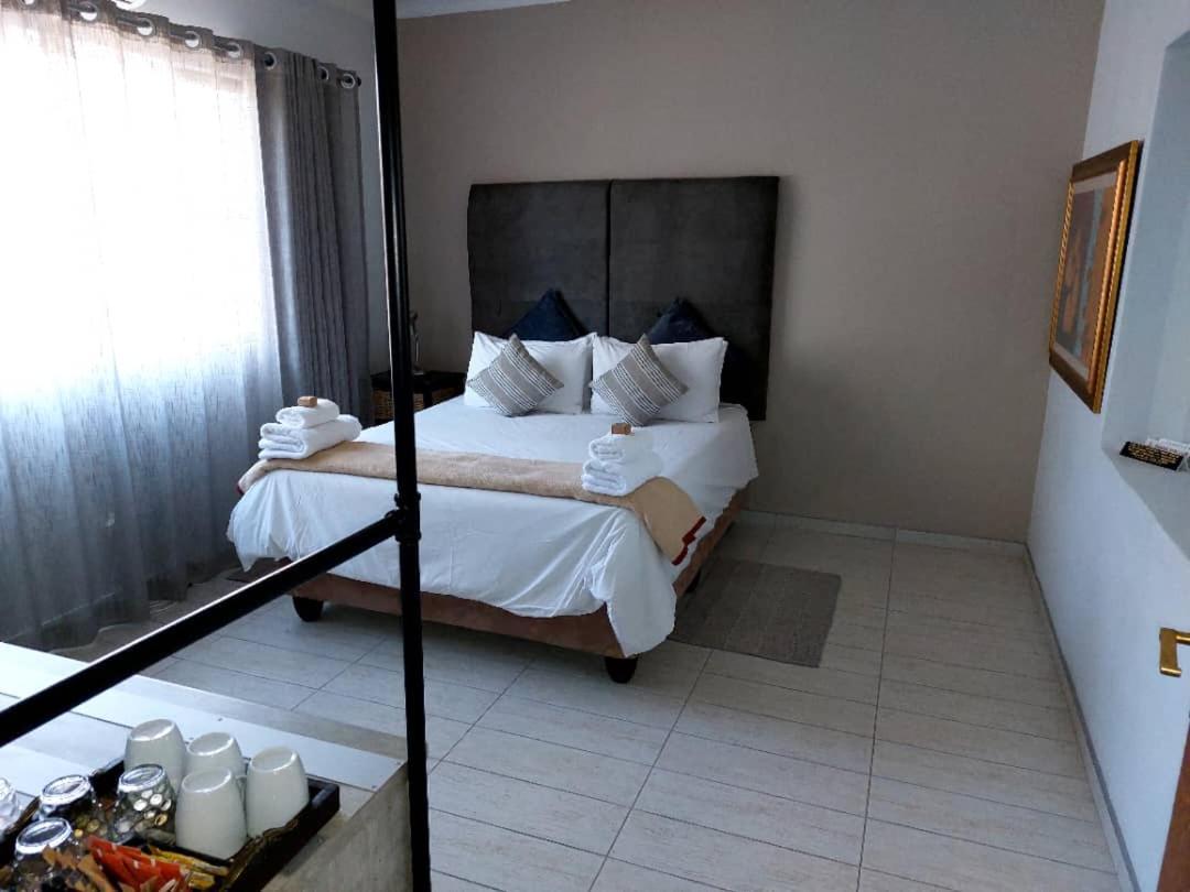 Bush Pillow Guest House Otjiwarongo Exteriör bild