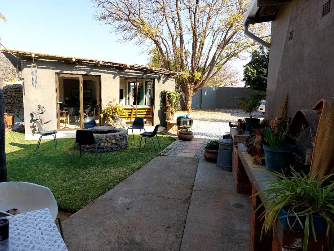 Bush Pillow Guest House Otjiwarongo Exteriör bild